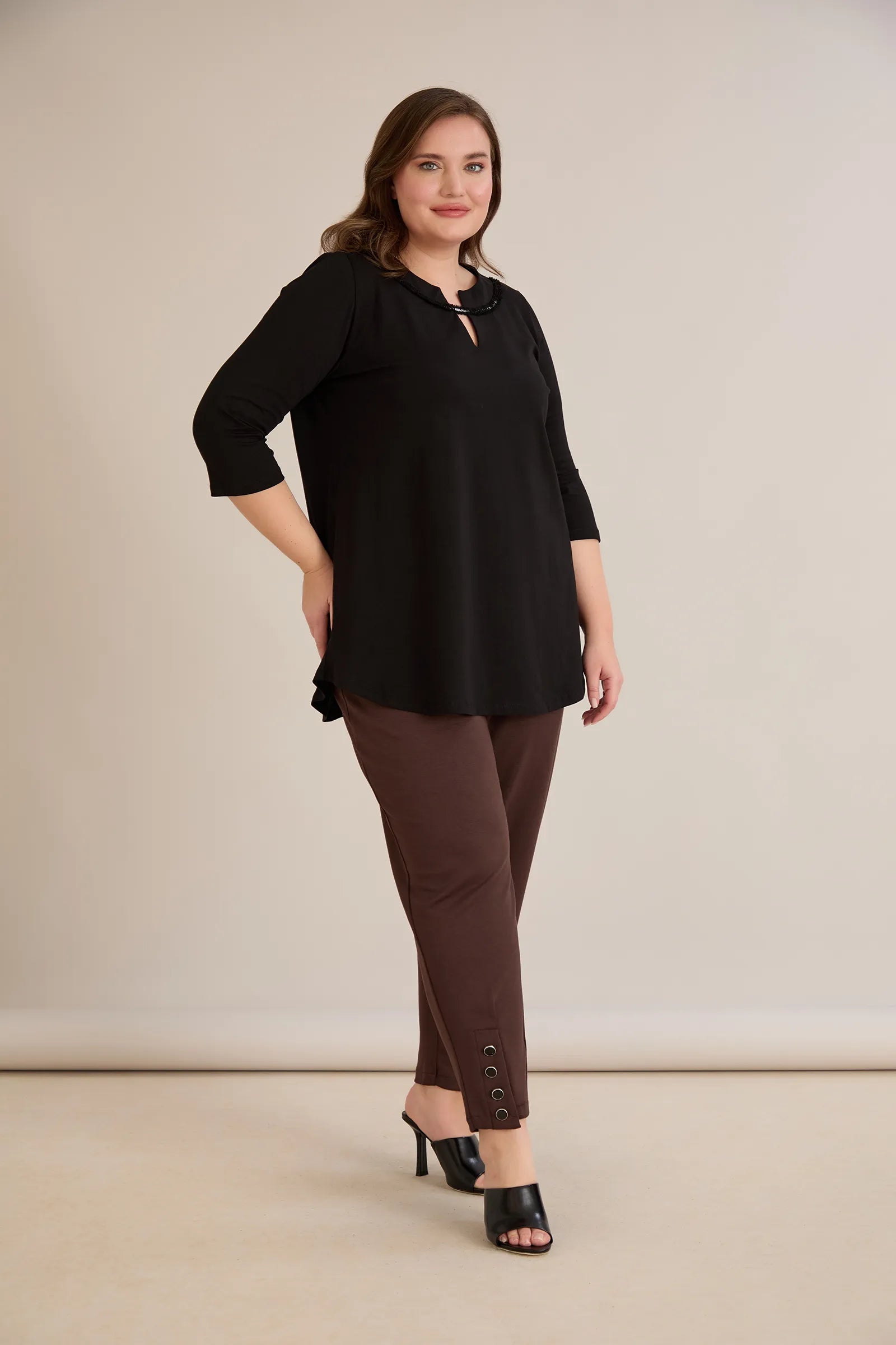 Βαμβακερή τουνίκ με εντυπωσιακό ντεκολτέ με ασημί λεπτομέρεια σε μαύρο χρώμα σε μεγάλα μεγέθη