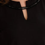 Βαμβακερή τουνίκ με εντυπωσιακό ντεκολτέ με ασημί λεπτομέρεια σε μαύρο χρώμα σε μεγάλα μεγέθη