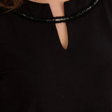 Βαμβακερή τουνίκ με εντυπωσιακό ντεκολτέ με ασημί λεπτομέρεια σε μαύρο χρώμα σε μεγάλα μεγέθη