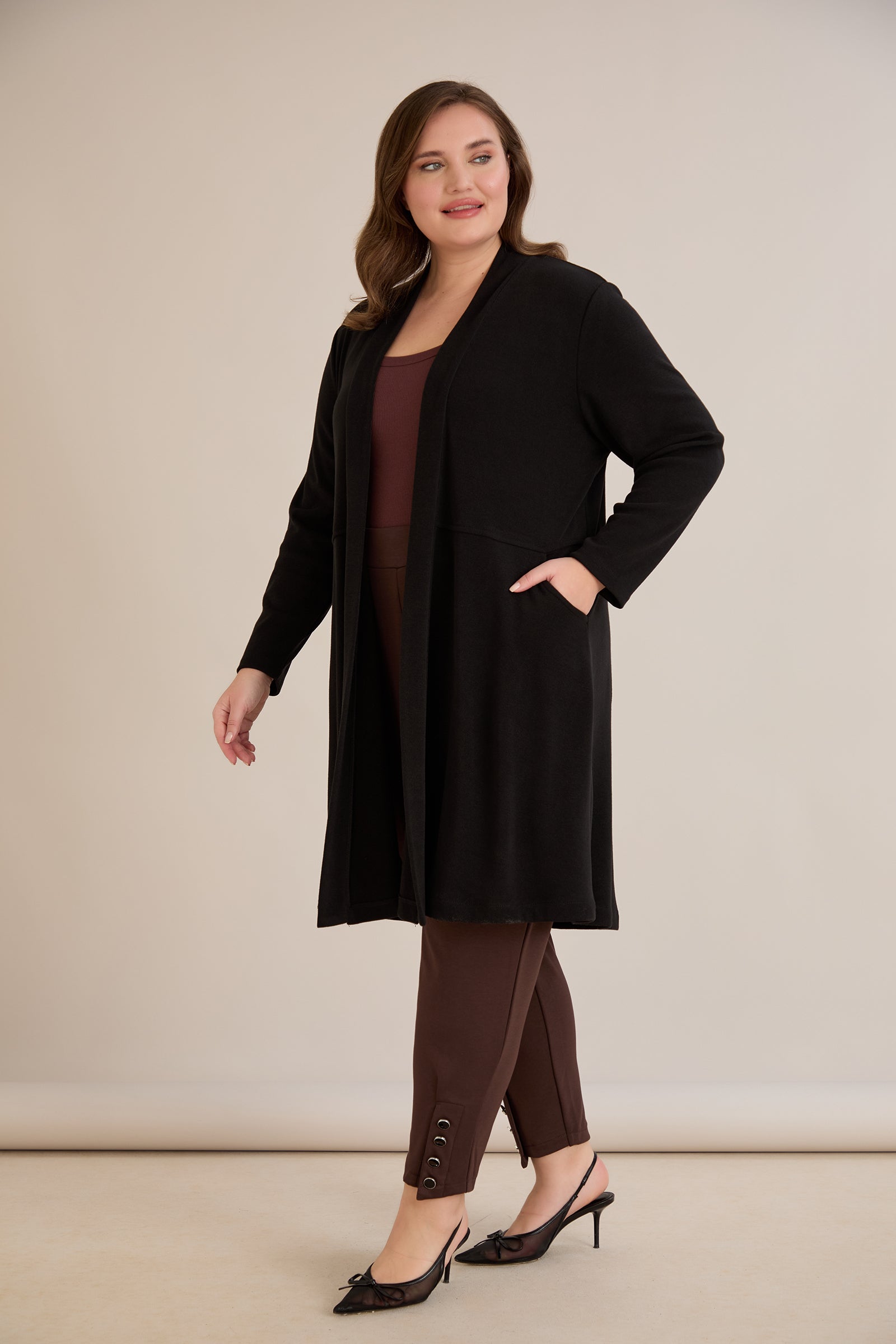 Μακριά ζακέτα τύπου κάπα σε μαύρο χρώμα σε μεγάλα μεγέθη