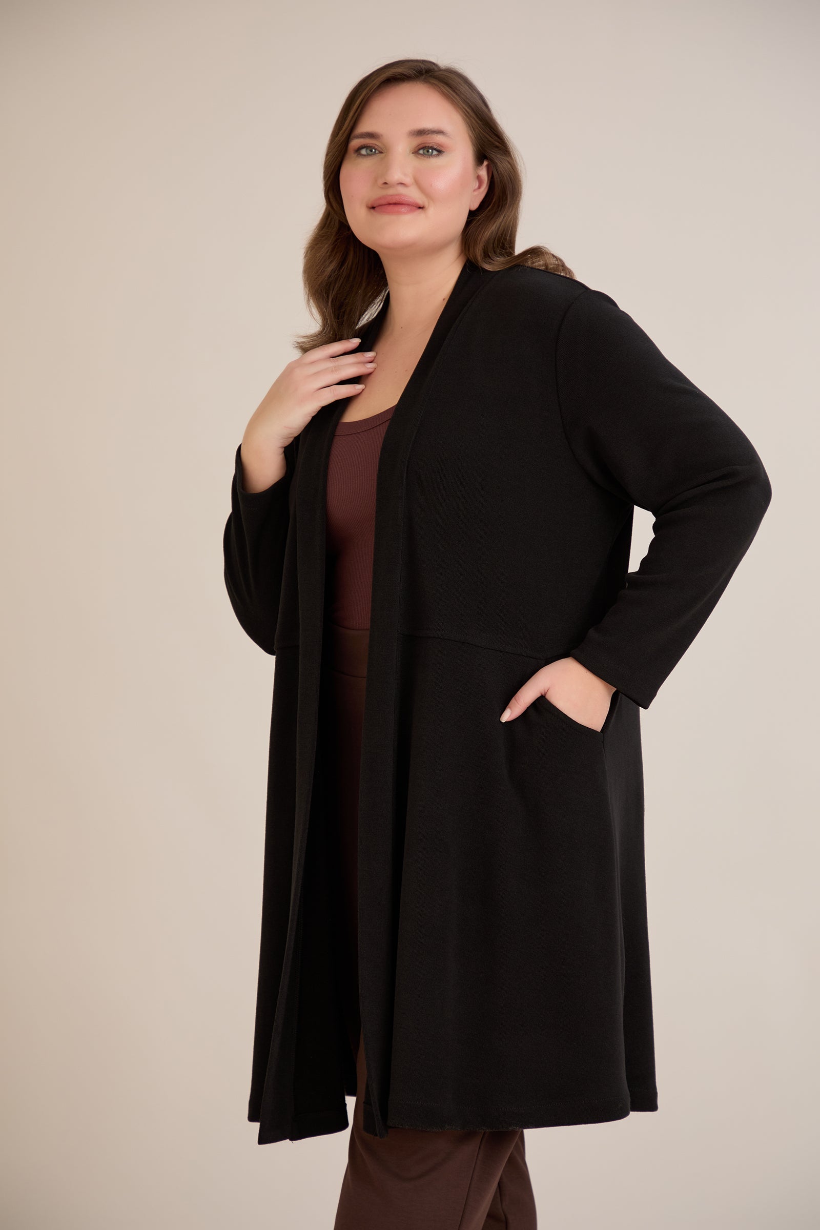 Μακριά ζακέτα τύπου κάπα σε μαύρο χρώμα σε μεγάλα μεγέθη