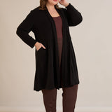 Μακριά ζακέτα τύπου κάπα σε μαύρο χρώμα σε μεγάλα μεγέθη