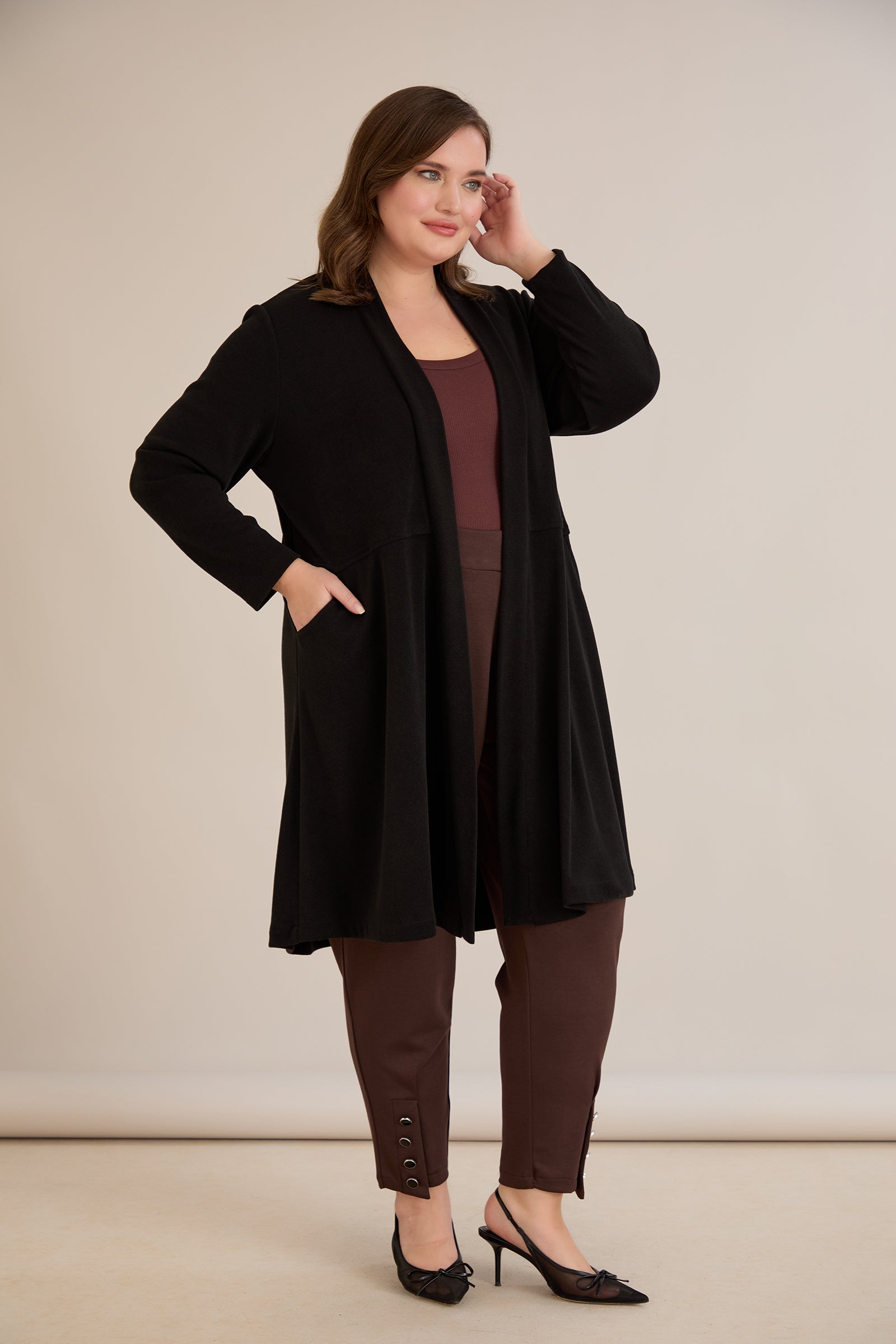 Μακριά ζακέτα τύπου κάπα σε μαύρο χρώμα σε μεγάλα μεγέθη