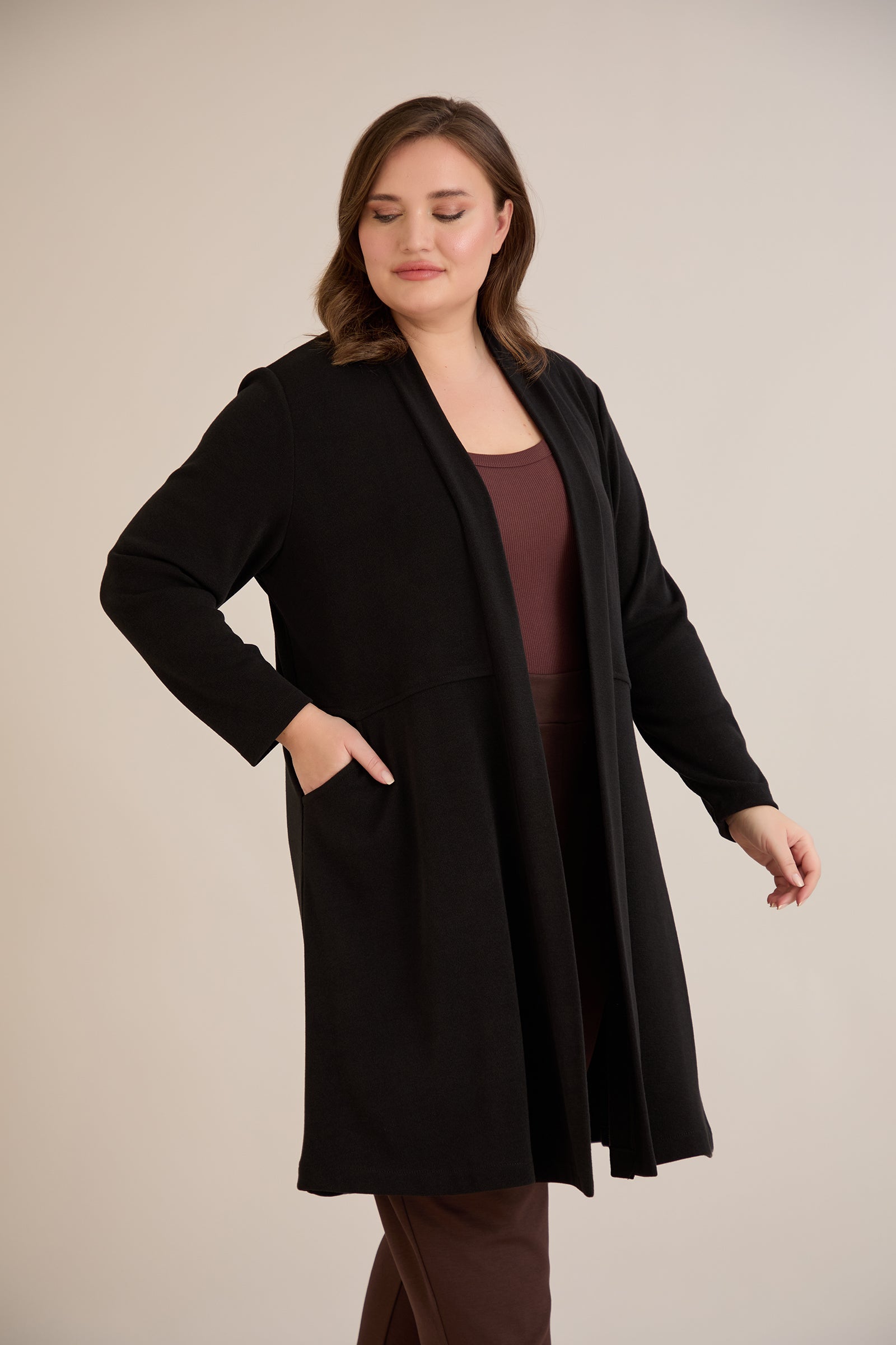 Μακριά ζακέτα τύπου κάπα σε μαύρο χρώμα σε μεγάλα μεγέθη