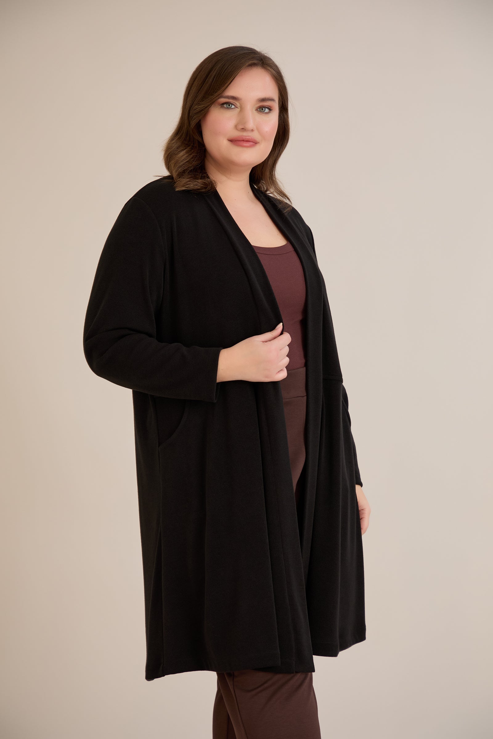 Μακριά ζακέτα τύπου κάπα σε μαύρο χρώμα σε μεγάλα μεγέθη