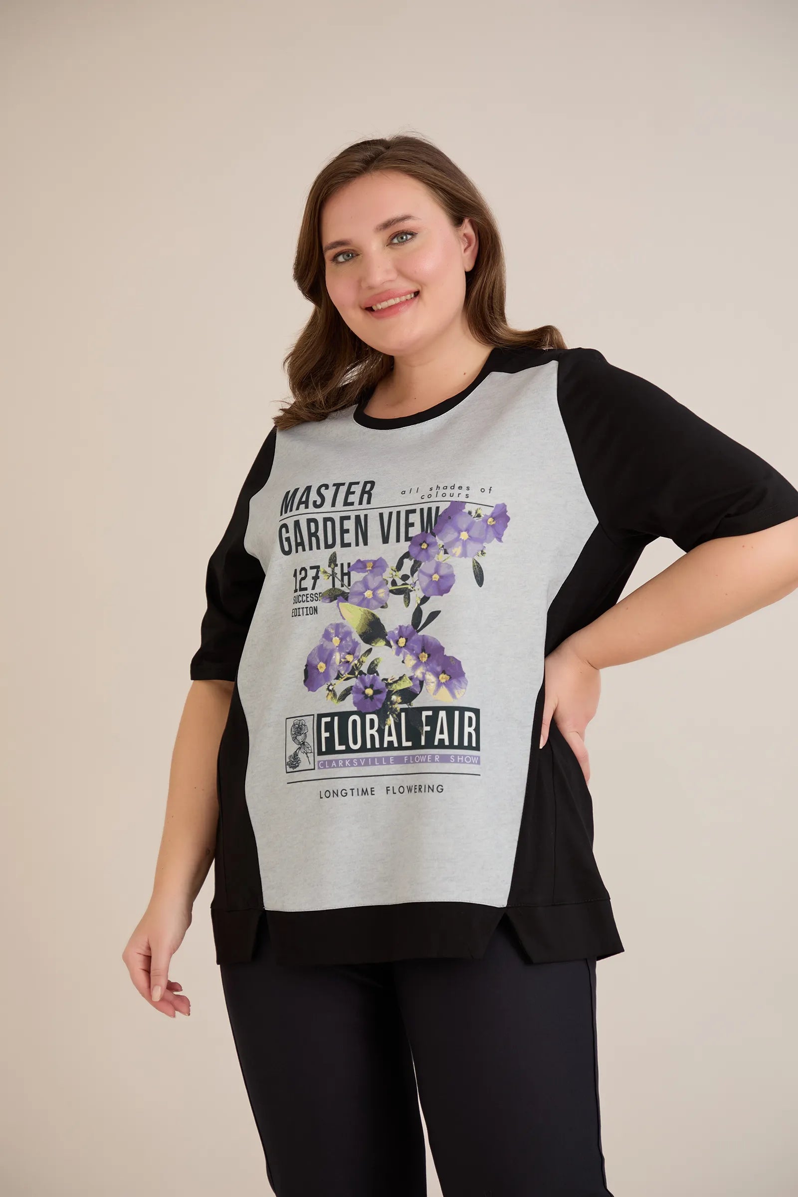 Πολύχρωμο βαμβακερό T-shirt με στάμπα Πετούνια σε μεγάλα μεγέθη 