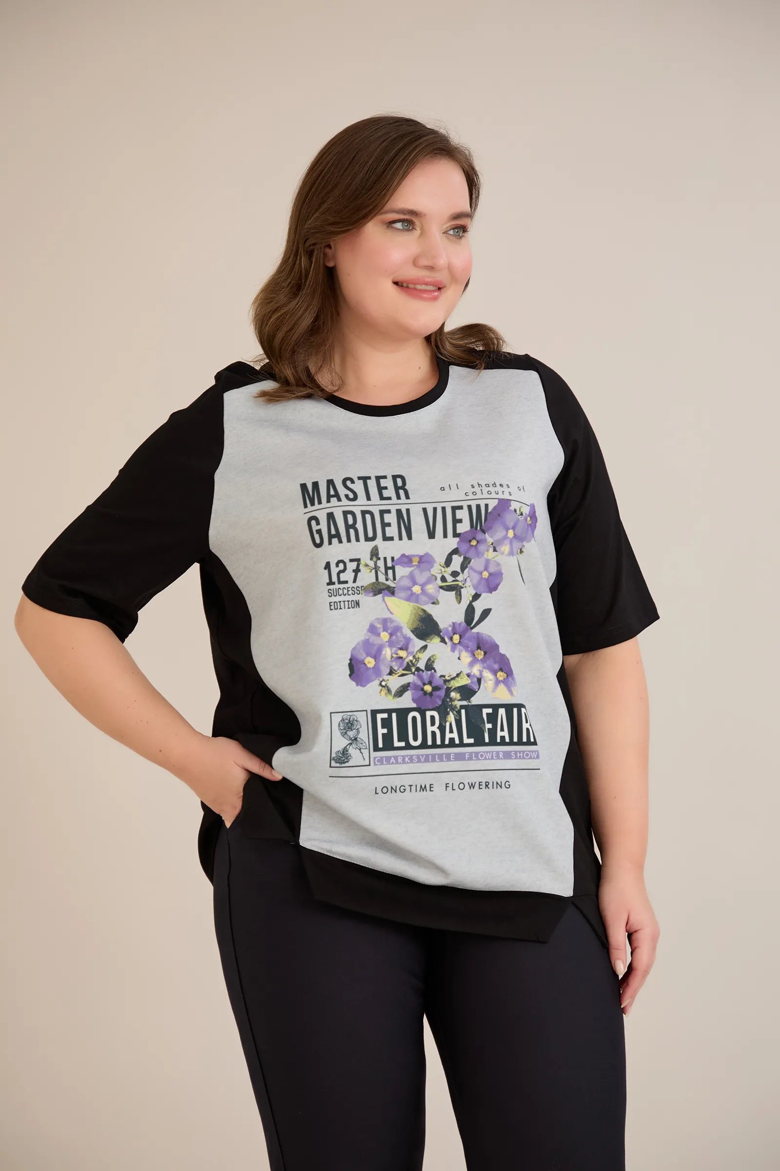 Πολύχρωμο βαμβακερό T-shirt με στάμπα Πετούνια σε μεγάλα μεγέθη 