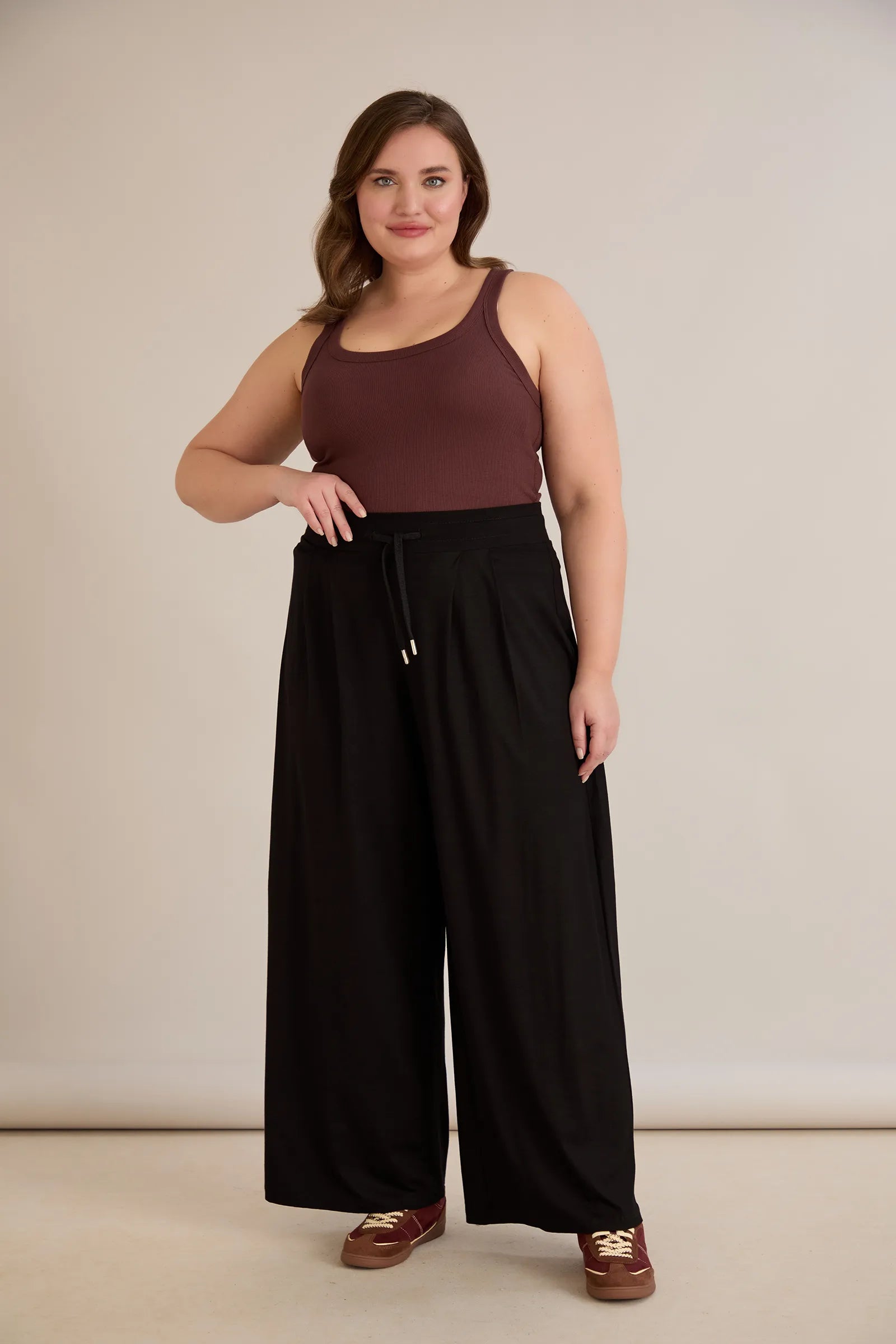 Καθημερινό παντελόνι τύπου παντελονόφουστα σε μαύρο χρώμα σε μεγάλα μεγέθη