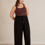 Καθημερινό παντελόνι τύπου παντελονόφουστα σε μαύρο χρώμα σε μεγάλα μεγέθη