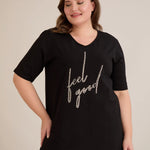 Βαμβακερό T-shirt με στάμπα και στρας “ Feel good” σε μαύρο χρώμα σε μεγάλα μεγέθη