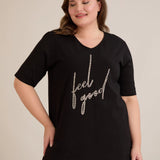 Βαμβακερό T-shirt με στάμπα και στρας “ Feel good” σε μαύρο χρώμα σε μεγάλα μεγέθη