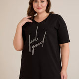 Βαμβακερό T-shirt με στάμπα και στρας “ Feel good” σε μαύρο χρώμα σε μεγάλα μεγέθη