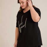 Βαμβακερό T-shirt με V λαιμόκοψη στάμπα και στρας  Feel good