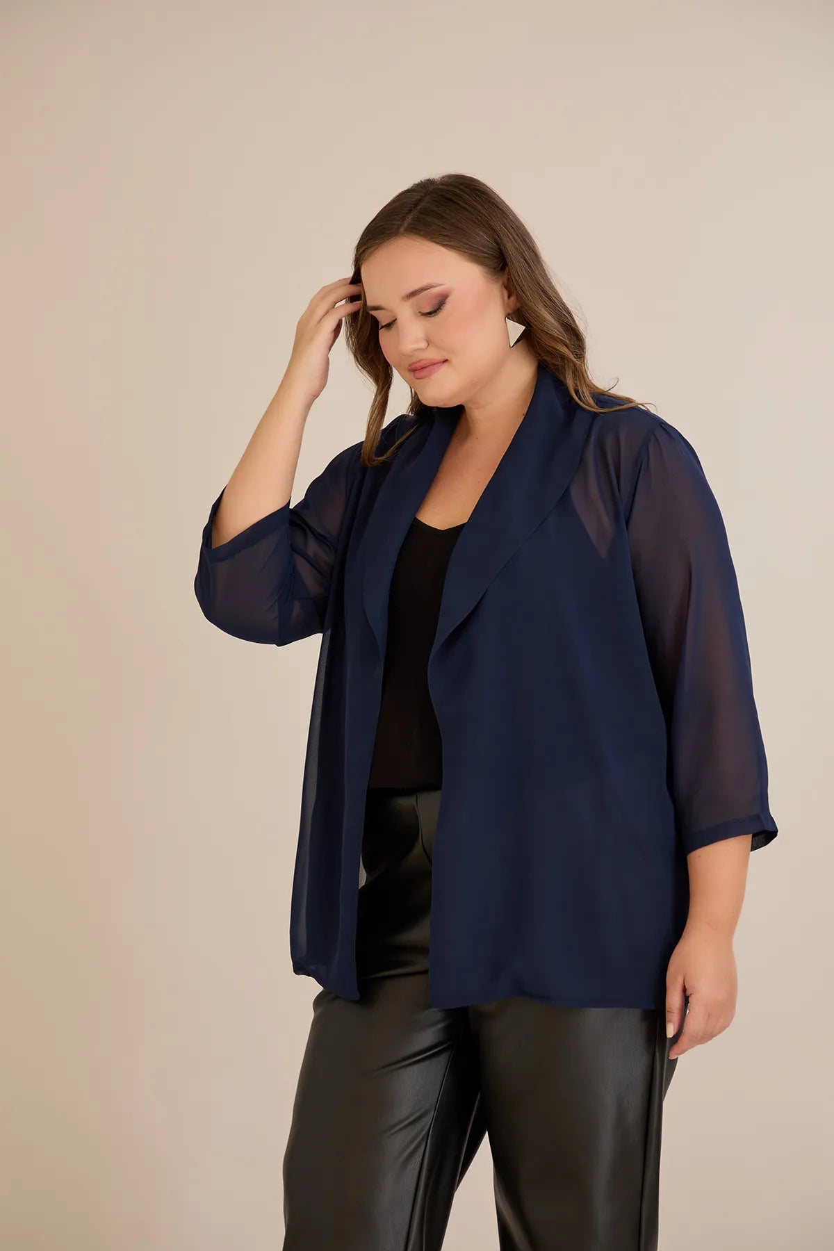 Γιορτινή κάπα από μουσελίνα σε σκούρο μπλε χρώμα σε μεγάλα μεγέθη