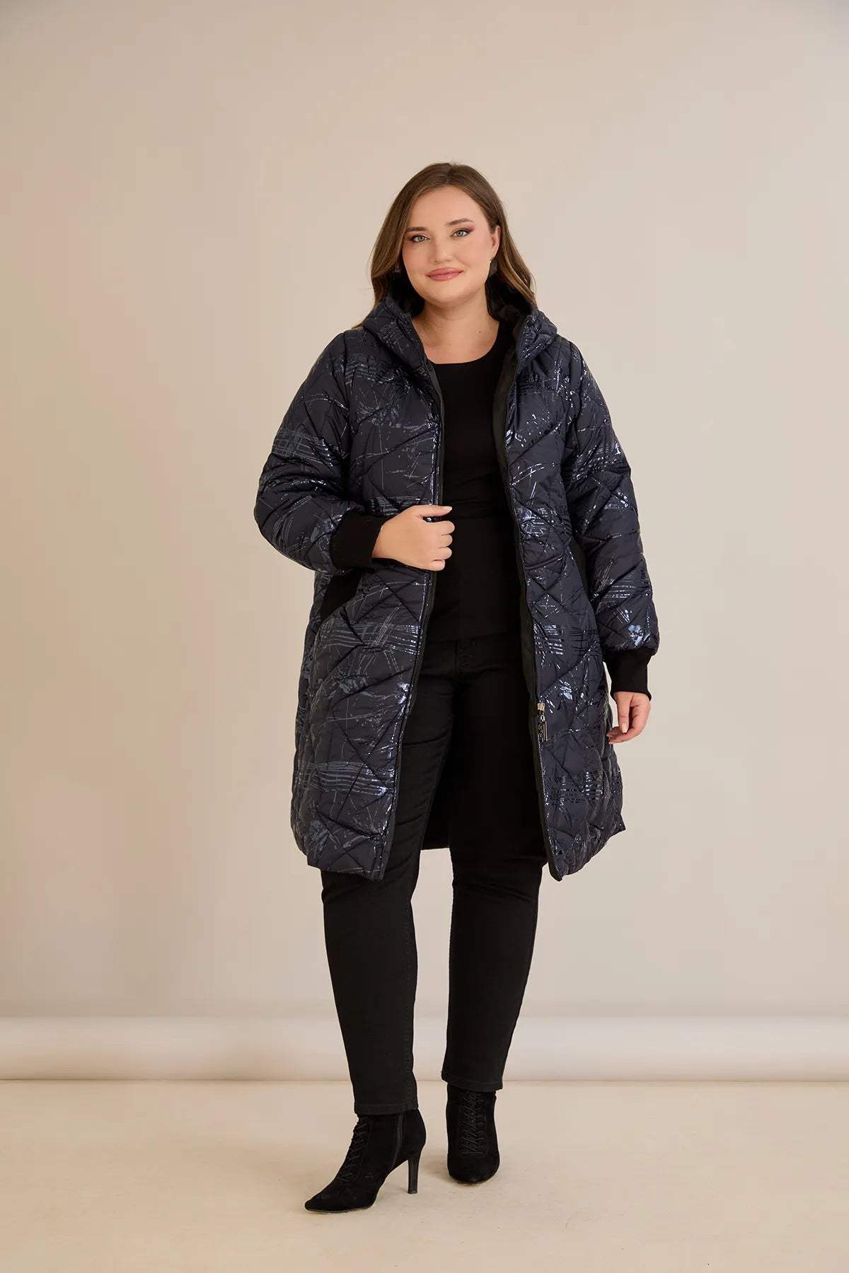 Μπουφάν καπιτονέ με κουκούλα σε σκούρο μπλε χρώμα σε μεγάλα μεγέθη