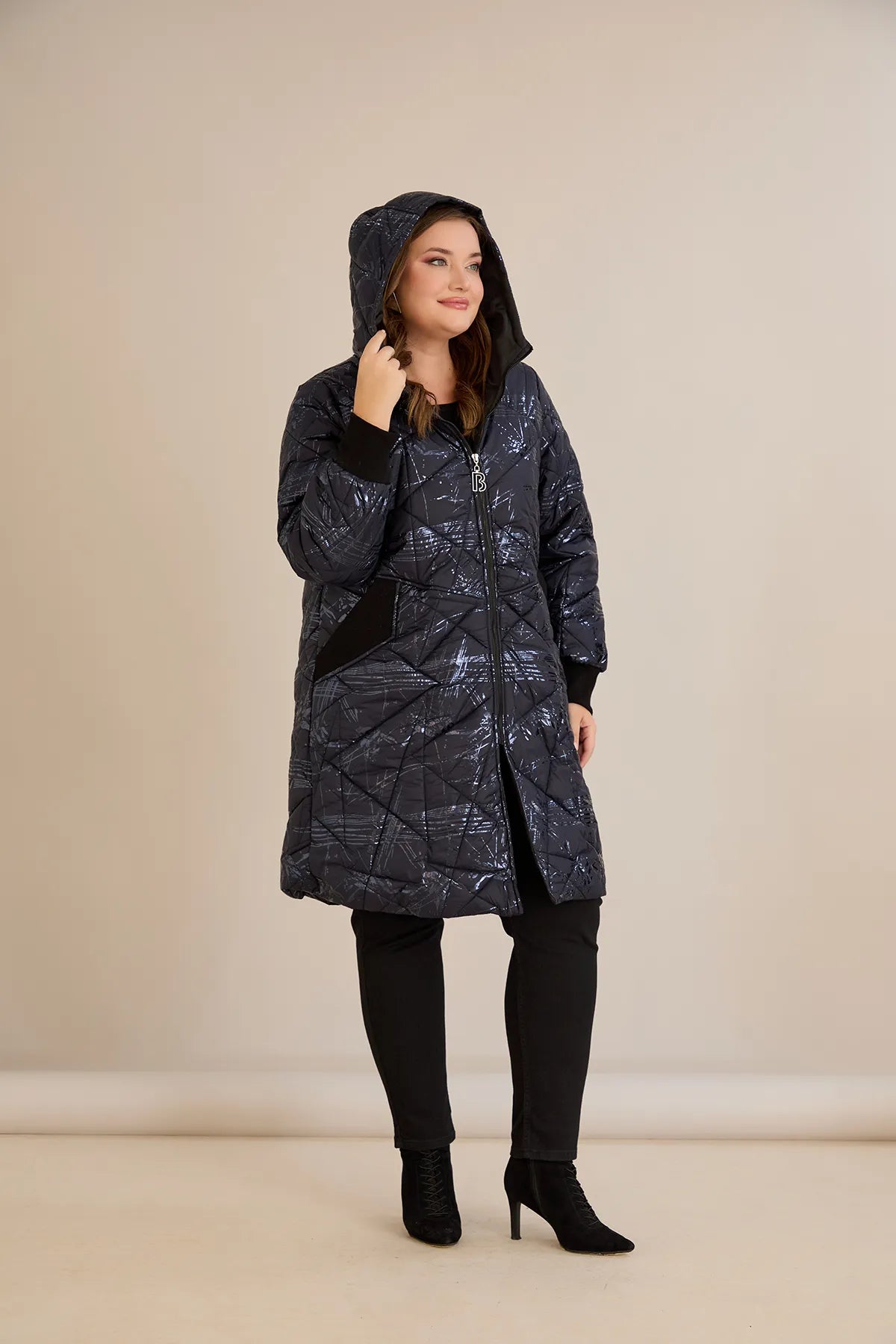 Μπουφάν καπιτονέ με κουκούλα σε σκούρο μπλε χρώμα σε μεγάλα μεγέθη