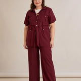 Κομψό σετ δύο τεμαχίων από λινό και βισκόζη σε χρώμα σκούρο κεράσι σε μεγάλα μεγέθη