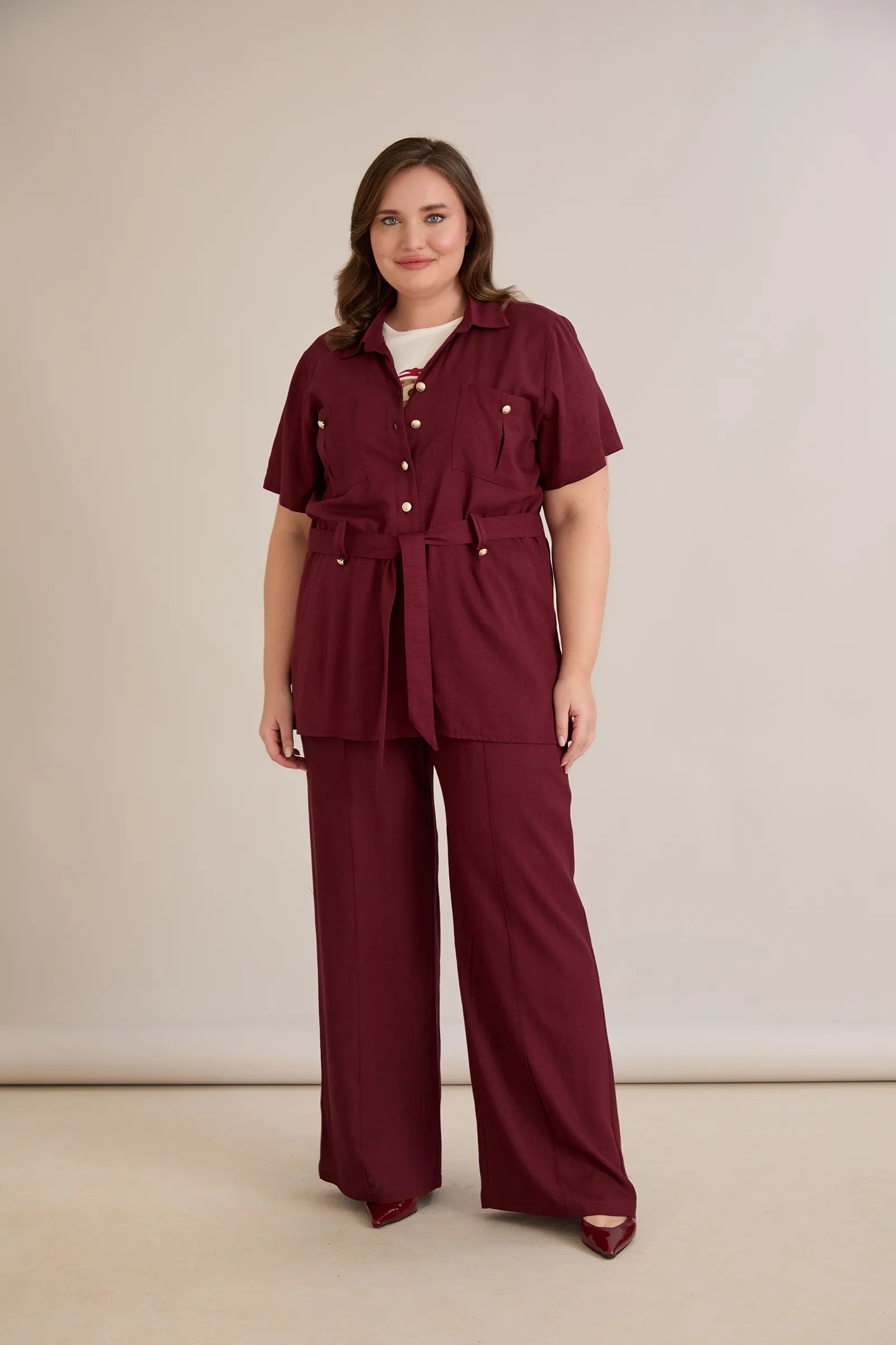 Κομψό σετ δύο τεμαχίων από λινό και βισκόζη σε χρώμα σκούρο κεράσι σε μεγάλα μεγέθη