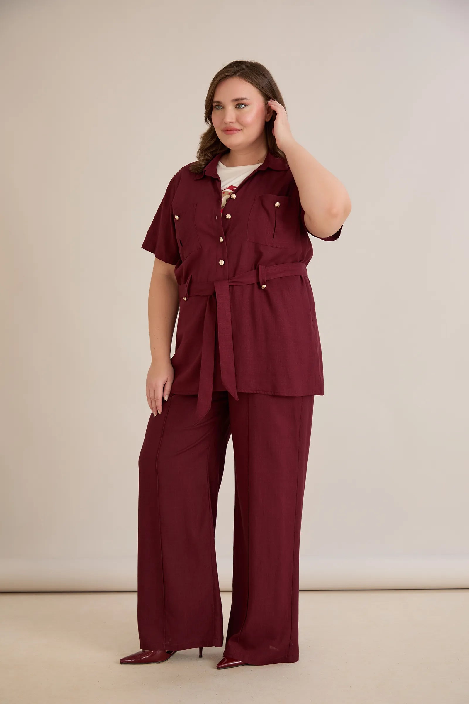 Κομψό σετ δύο τεμαχίων από λινό και βισκόζη σε χρώμα σκούρο κεράσι σε μεγάλα μεγέθη