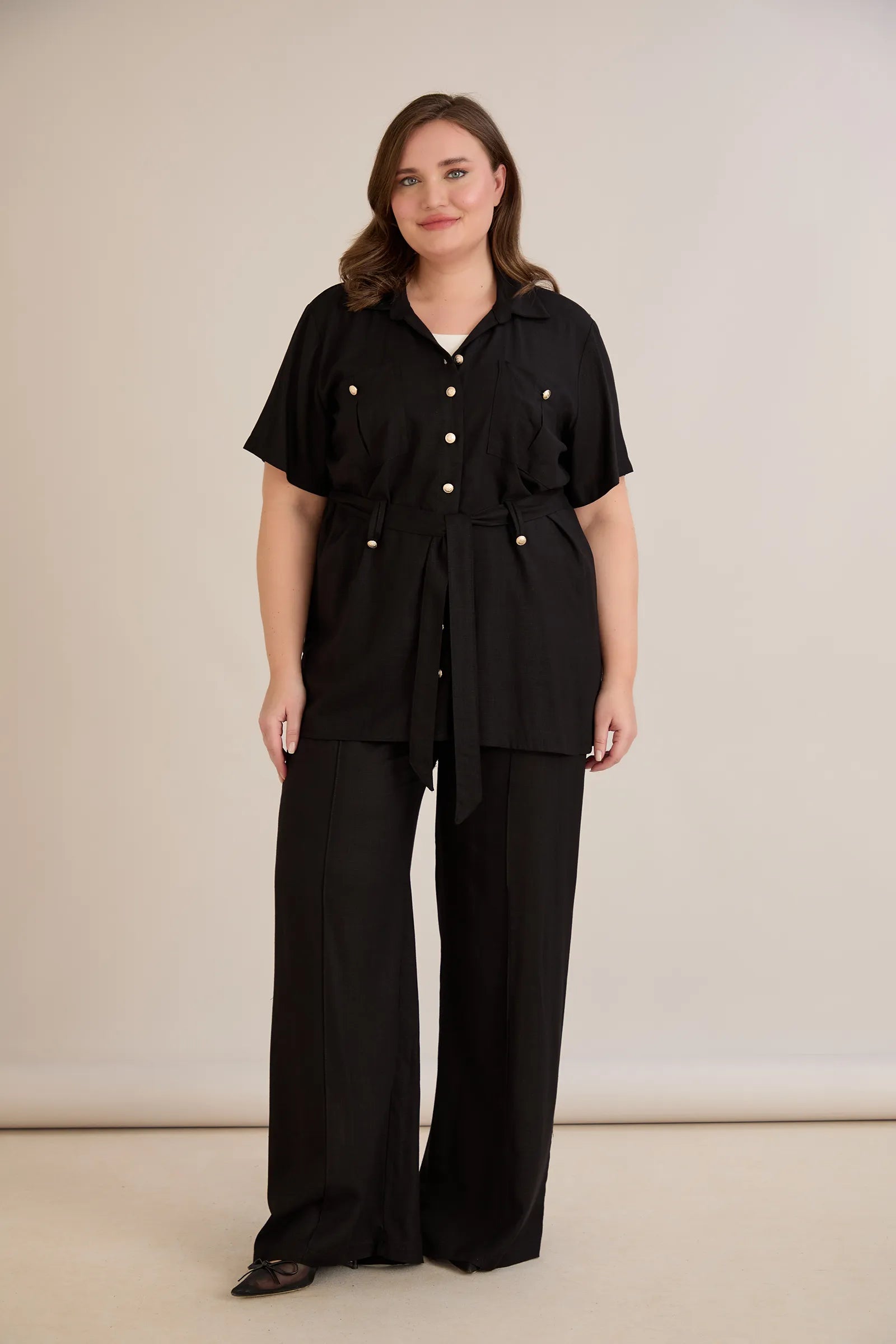 Κομψό σετ δύο τεμαχίων από λινό και βισκόζη σε  Μαύρο χρώμα σε μεγάλα μεγέθη