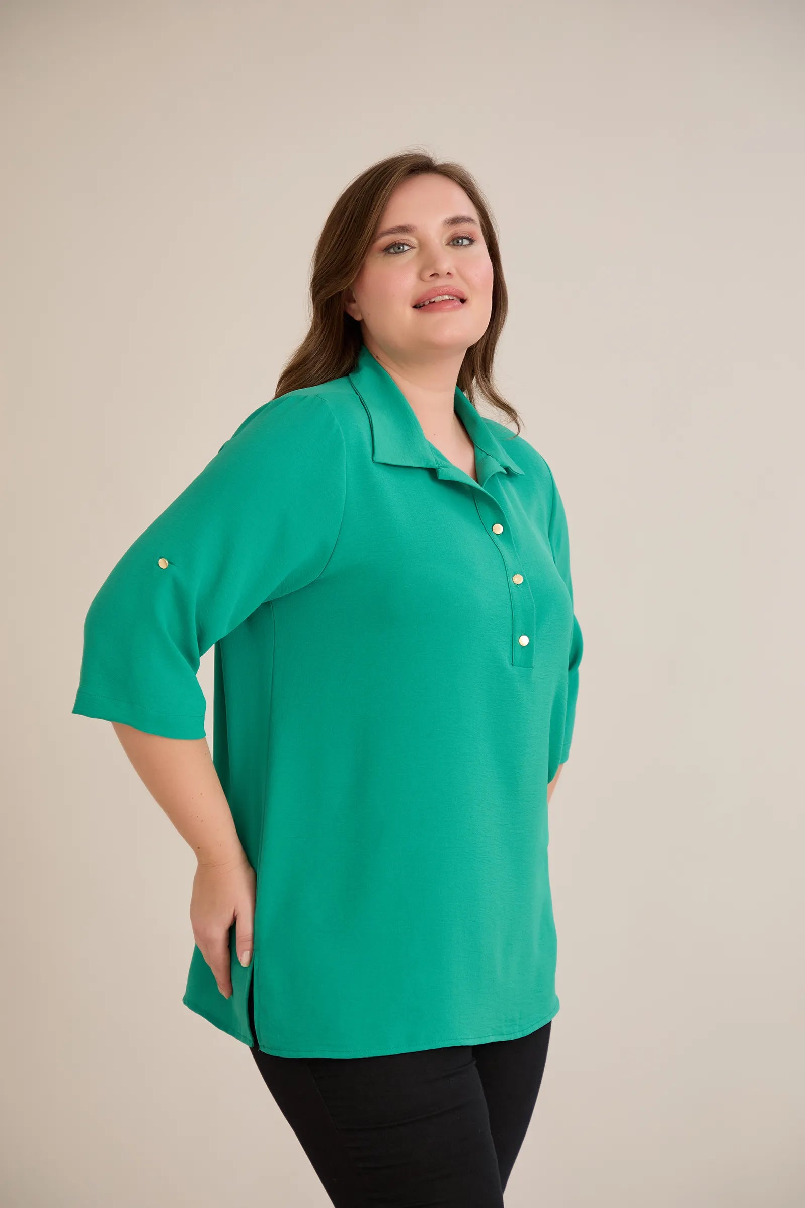 Πουκάμισο με 3/4 μανίκια και κουμπιά σε πράσινο χρώμα σε μεγάλα μεγέθη 