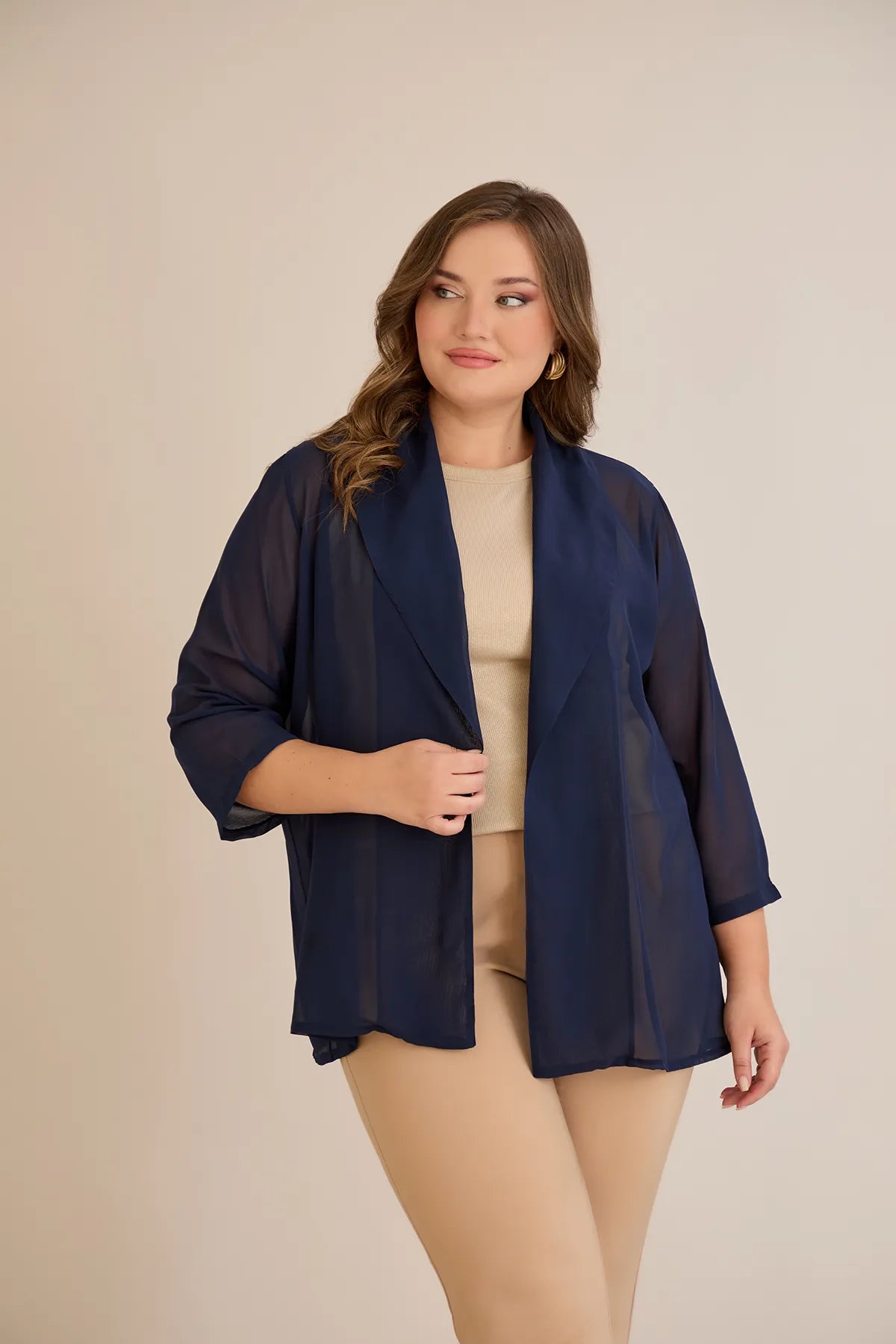 Γιορτινή κάπα από μουσελίνα σε σκούρο μπλε χρώμα σε μεγάλα μεγέθη