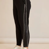 Σπορ-κομψό παντελόνι με ρήγα με στρασάκια σε Μαύρο χρώμα σε μεγάλα μεγέθη 