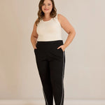 Σπορ-κομψό παντελόνι με ρήγα με στρασάκια σε Μαύρο χρώμα σε μεγάλα μεγέθη 