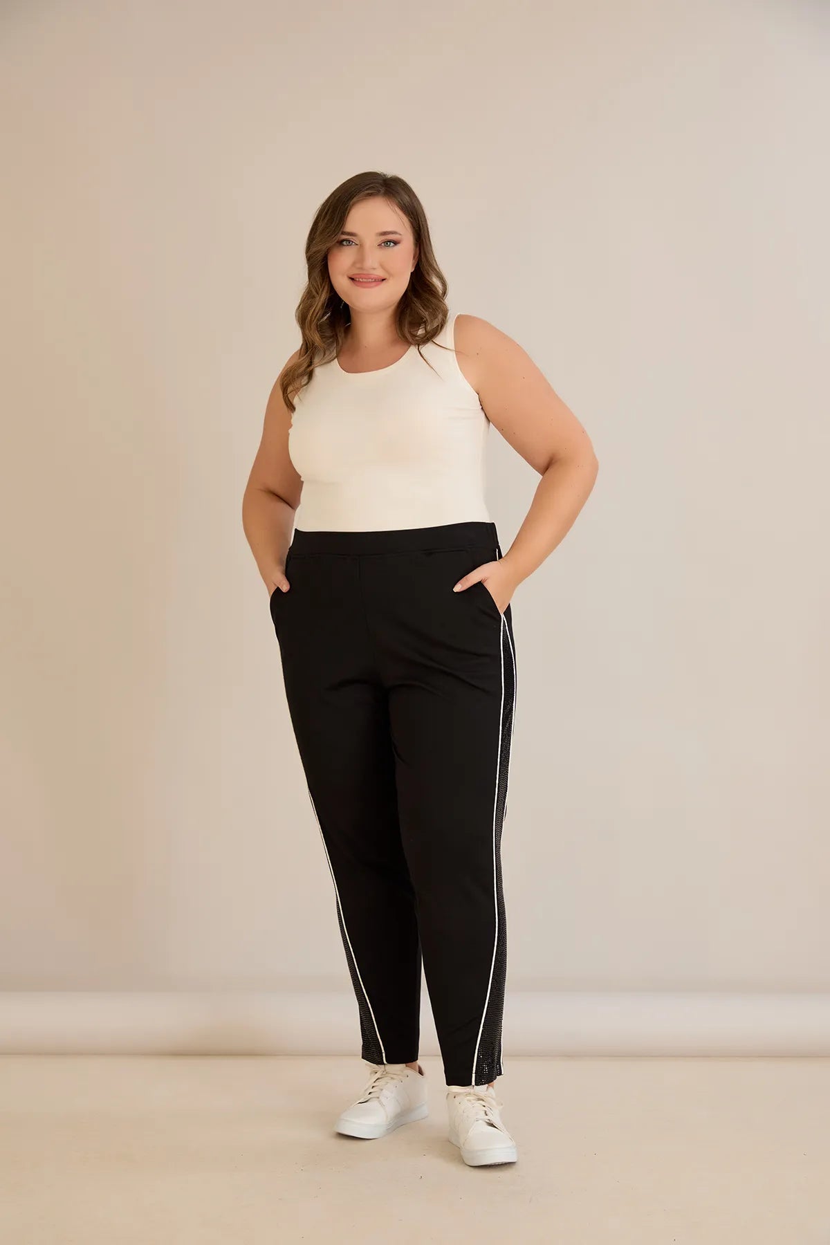 Σπορ-κομψό παντελόνι με ρήγα με στρασάκια σε Μαύρο χρώμα σε μεγάλα μεγέθη 