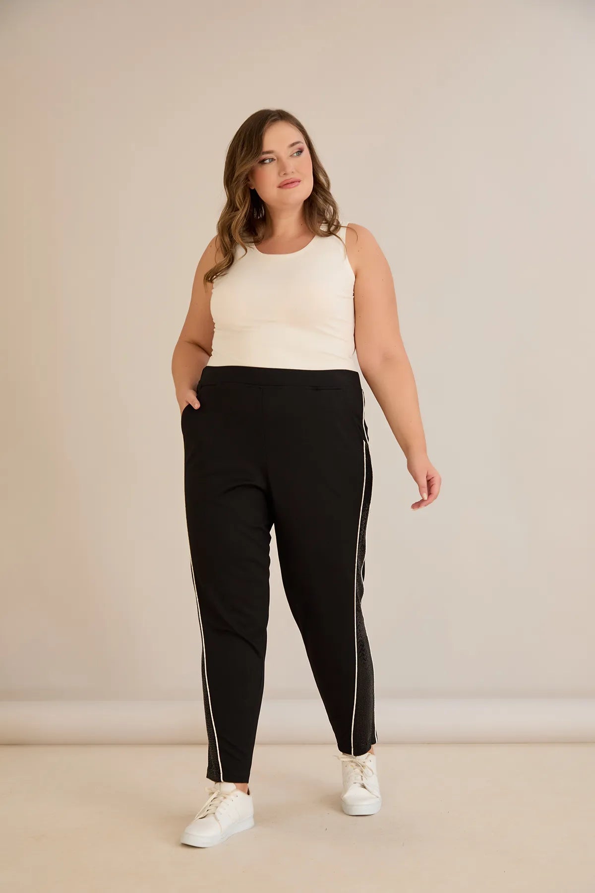 Σπορ-κομψό παντελόνι με ρήγα με στρασάκια σε Μαύρο χρώμα σε μεγάλα μεγέθη 
