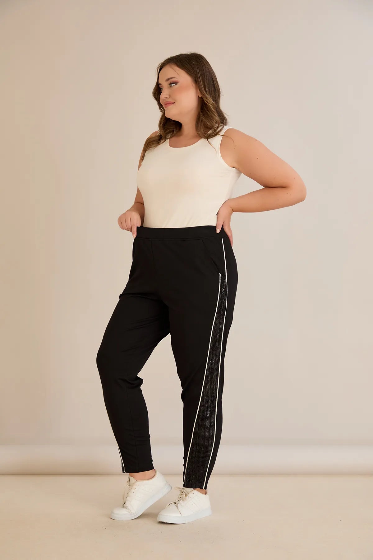 Σπορ-κομψό παντελόνι με ρήγα με στρασάκια σε Μαύρο χρώμα σε μεγάλα μεγέθη 