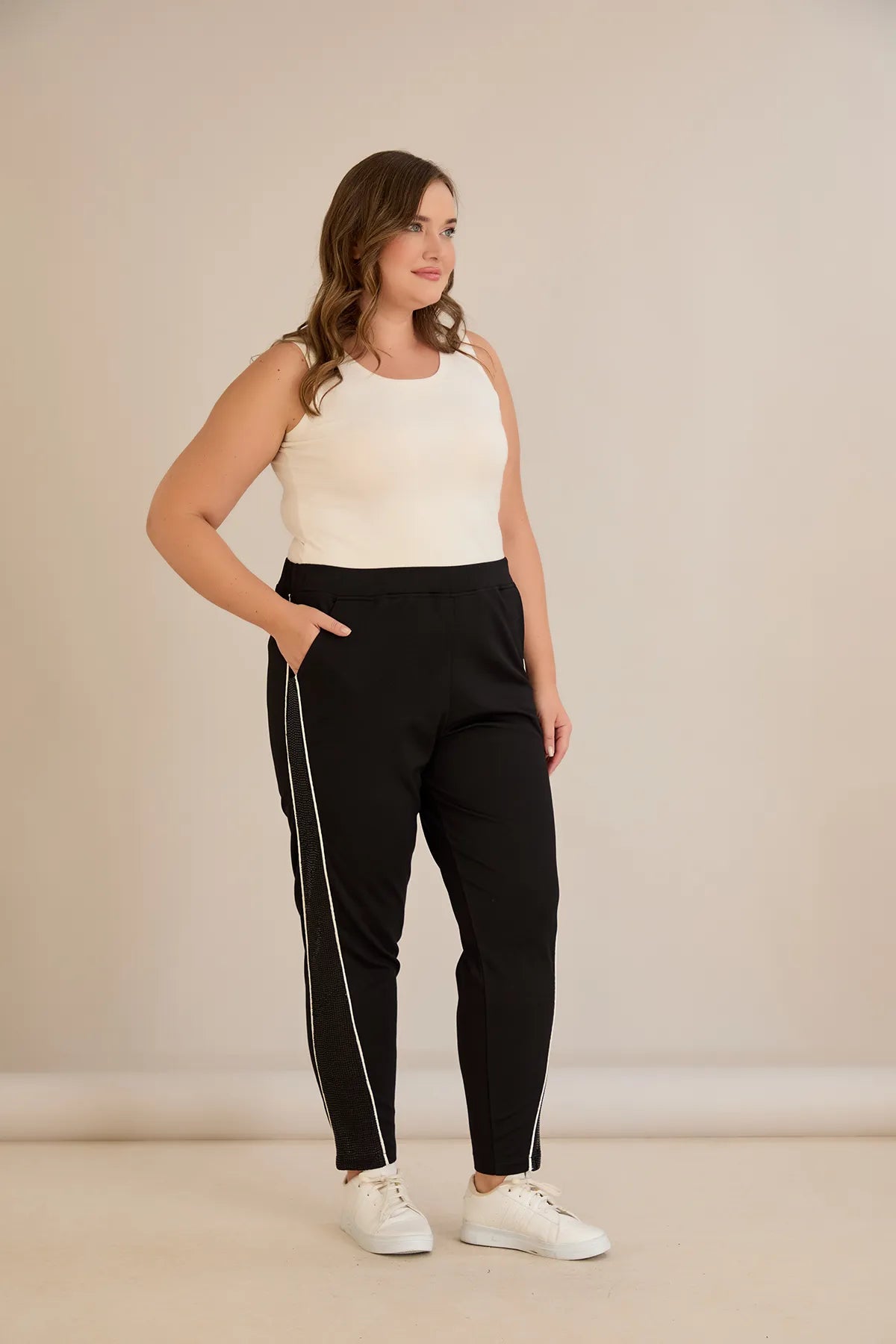 Σπορ-κομψό παντελόνι με ρήγα με στρασάκια σε Μαύρο χρώμα σε μεγάλα μεγέθη 