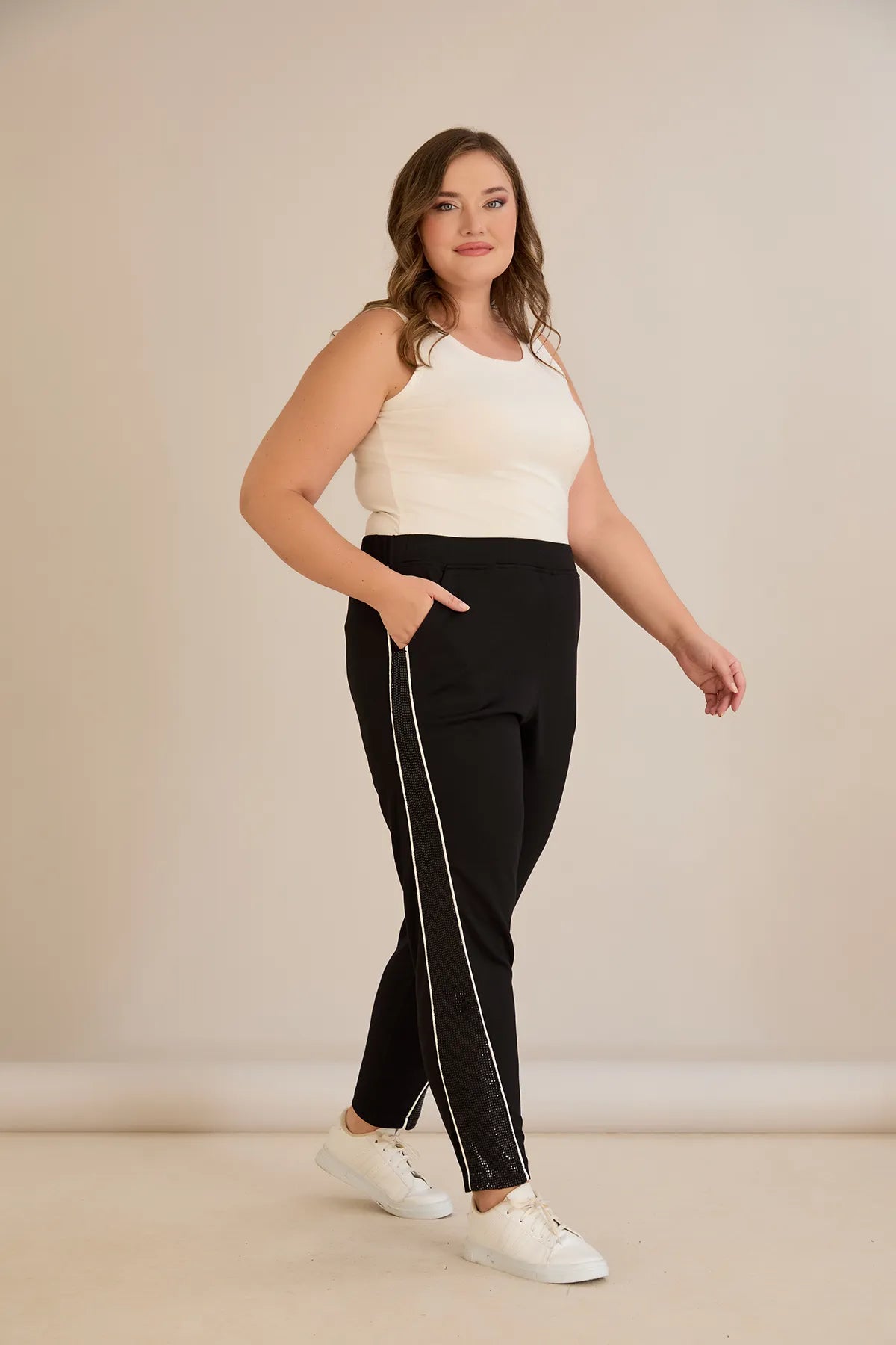 Σπορ-κομψό παντελόνι με ρήγα με στρασάκια σε Μαύρο χρώμα σε μεγάλα μεγέθη 