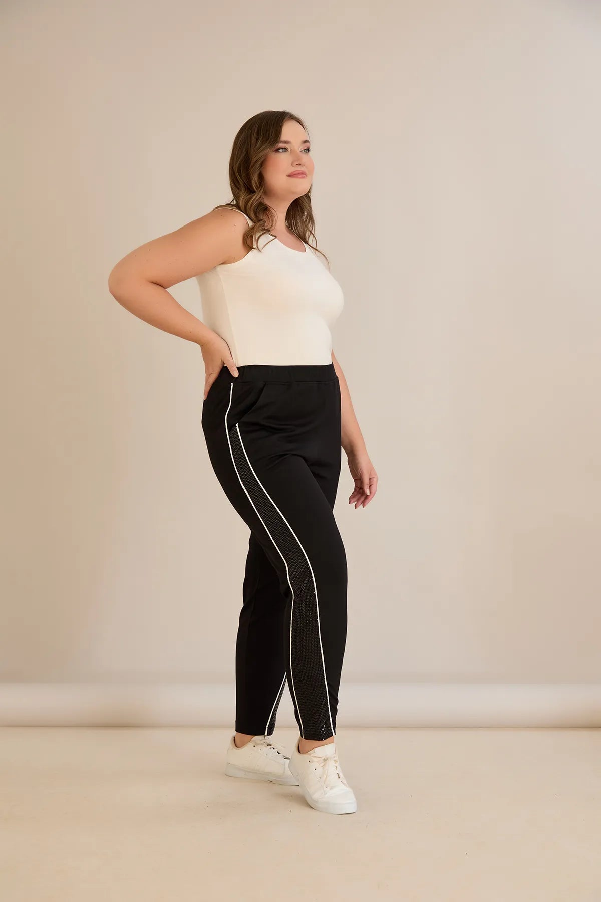 Σπορ-κομψό παντελόνι με ρήγα με στρασάκια σε Μαύρο χρώμα σε μεγάλα μεγέθη 