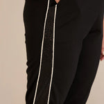 Σπορ-κομψό παντελόνι με ρήγα με στρασάκια σε Μαύρο χρώμα σε μεγάλα μεγέθη 