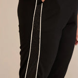 Σπορ-κομψό παντελόνι με ρήγα με στρασάκια σε Μαύρο χρώμα σε μεγάλα μεγέθη 