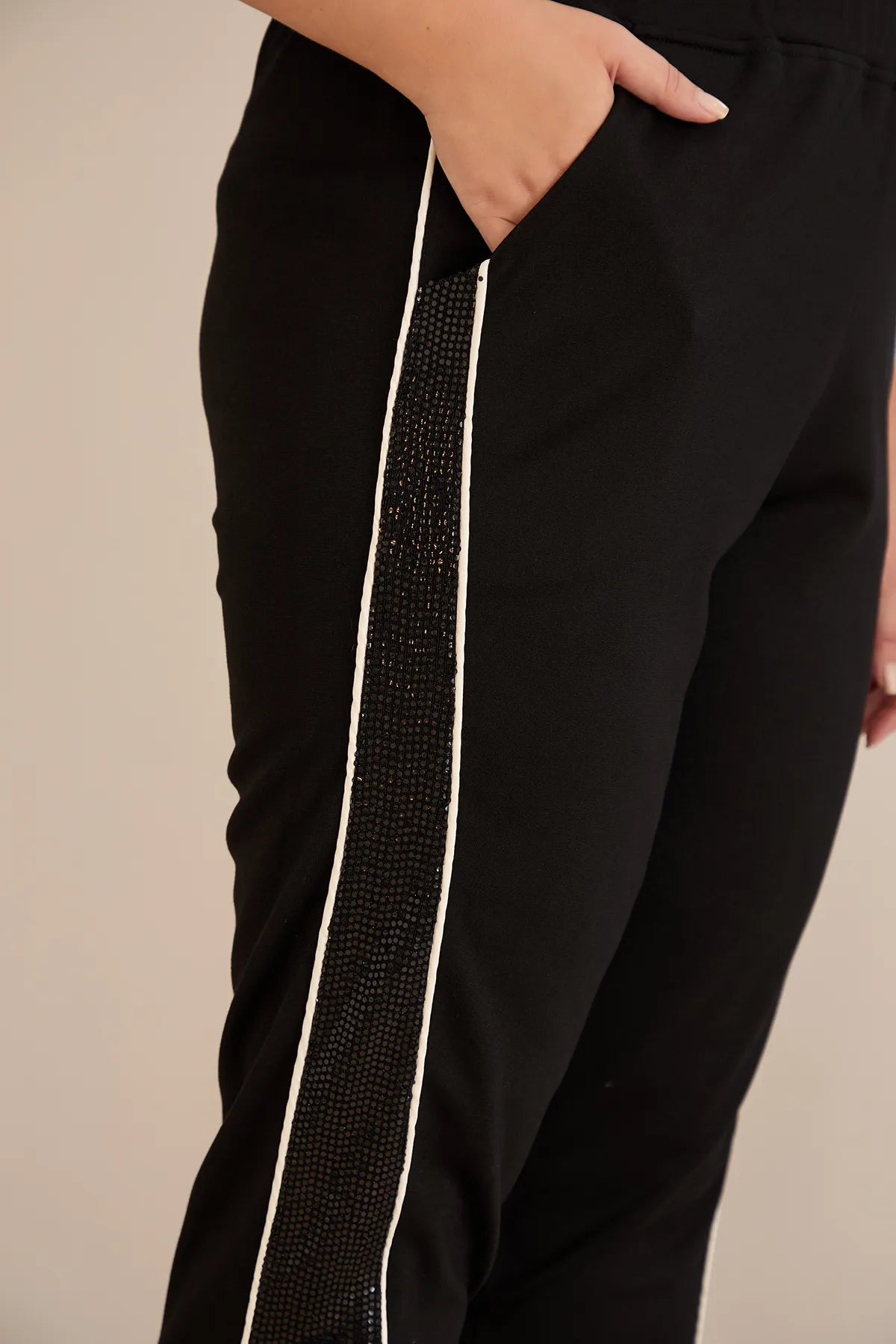 Σπορ-κομψό παντελόνι με ρήγα με στρασάκια σε Μαύρο χρώμα σε μεγάλα μεγέθη 