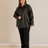 Κομψό πουκάμισο δερματίνης με διακοσμητικές ραφές σε μαύρο χρώμα σε μεγάλα μεγέθη