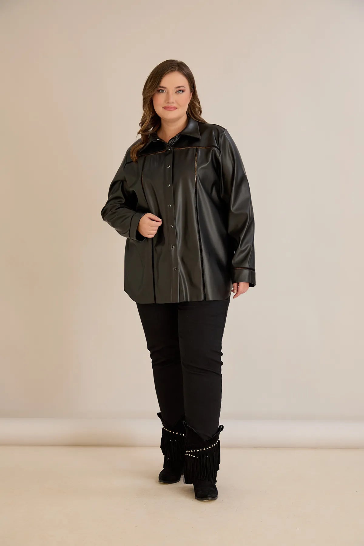 Κομψό πουκάμισο δερματίνης με διακοσμητικές ραφές σε μαύρο χρώμα σε μεγάλα μεγέθη