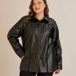 Κομψό πουκάμισο δερματίνης με διακοσμητικές ραφές σε μαύρο χρώμα σε μεγάλα μεγέθη