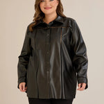 Κομψό πουκάμισο δερματίνης με διακοσμητικές ραφές σε μαύρο χρώμα σε μεγάλα μεγέθη