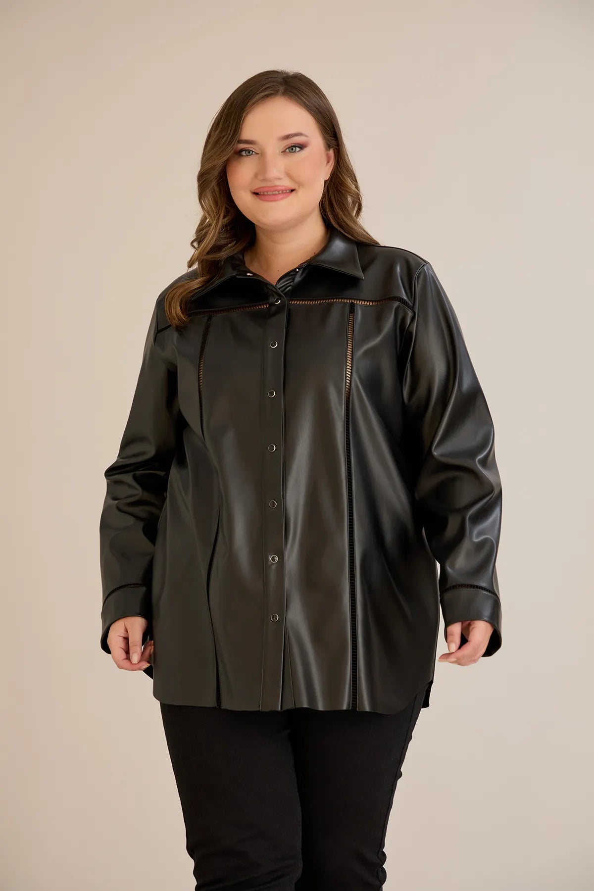 Κομψό πουκάμισο δερματίνης με διακοσμητικές ραφές σε μαύρο χρώμα σε μεγάλα μεγέθη