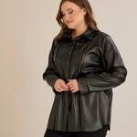 Κομψό πουκάμισο δερματίνης με διακοσμητικές ραφές σε μαύρο χρώμα σε μεγάλα μεγέθη