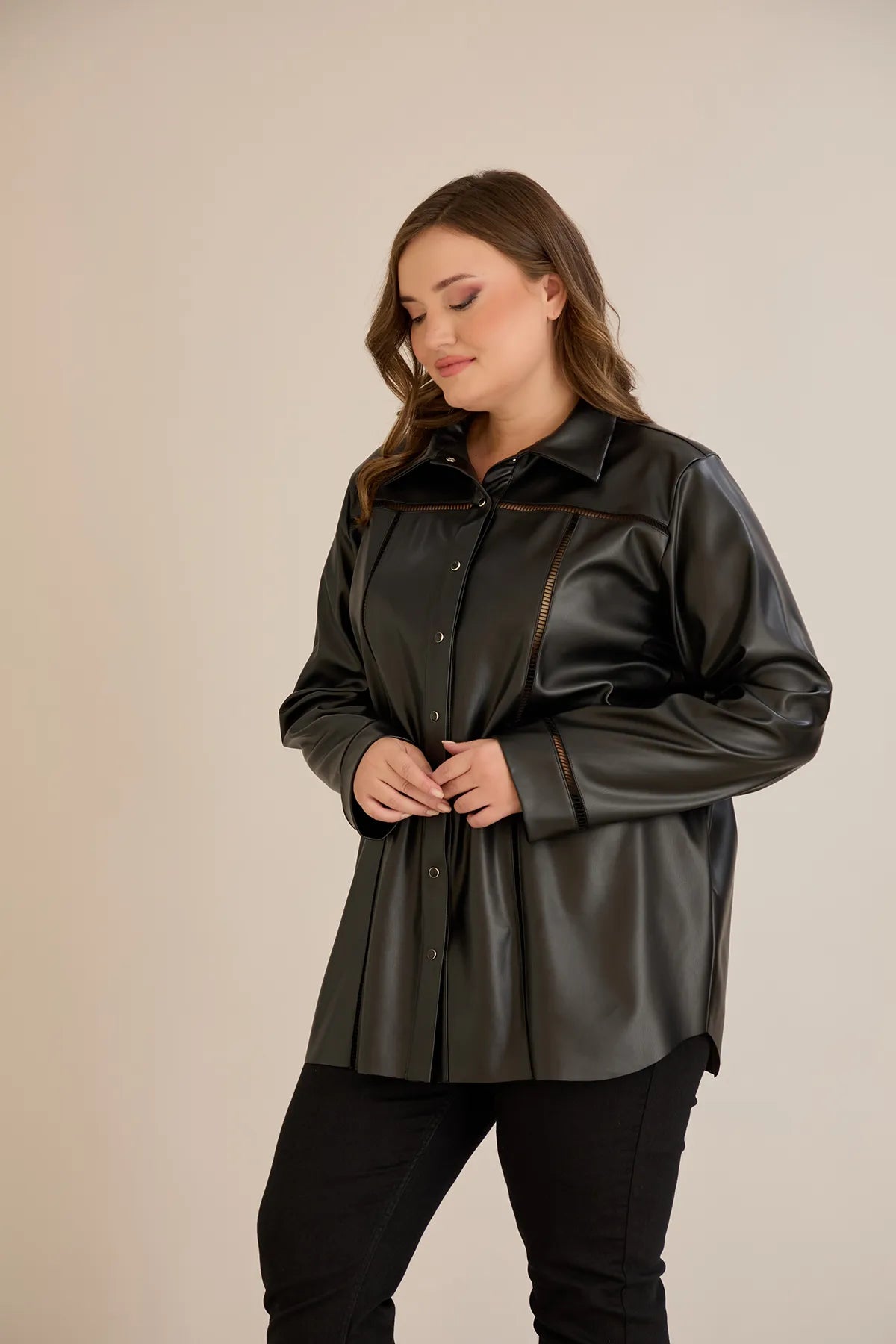 Κομψό πουκάμισο δερματίνης με διακοσμητικές ραφές σε μαύρο χρώμα σε μεγάλα μεγέθη