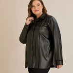 Κομψό πουκάμισο δερματίνης με διακοσμητικές ραφές σε μαύρο χρώμα σε μεγάλα μεγέθη