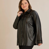 Κομψό πουκάμισο δερματίνης με διακοσμητικές ραφές σε μαύρο χρώμα σε μεγάλα μεγέθη