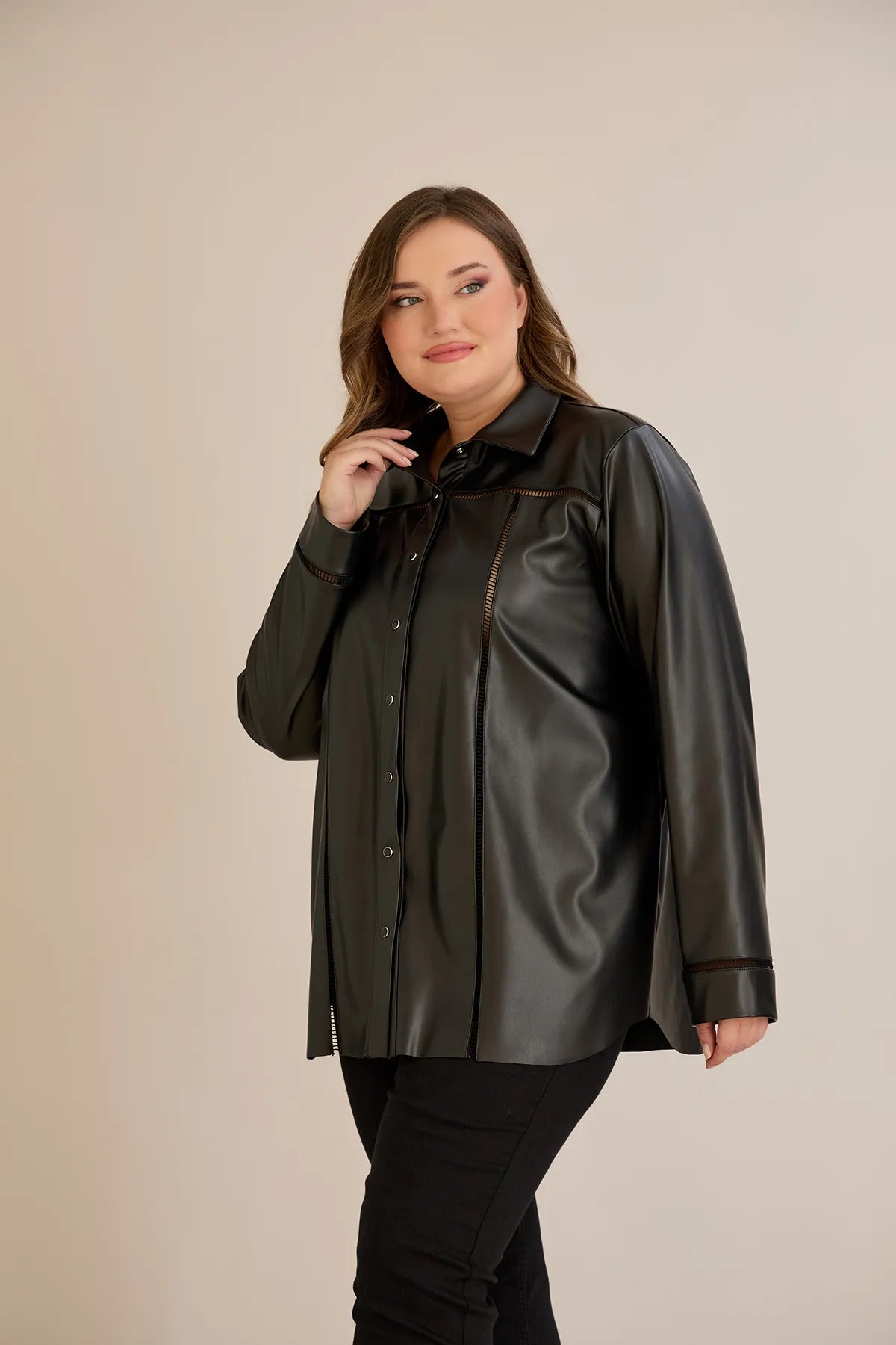 Κομψό πουκάμισο δερματίνης με διακοσμητικές ραφές σε μαύρο χρώμα σε μεγάλα μεγέθη