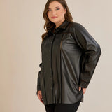 Κομψό πουκάμισο δερματίνης με διακοσμητικές ραφές σε μαύρο χρώμα σε μεγάλα μεγέθη