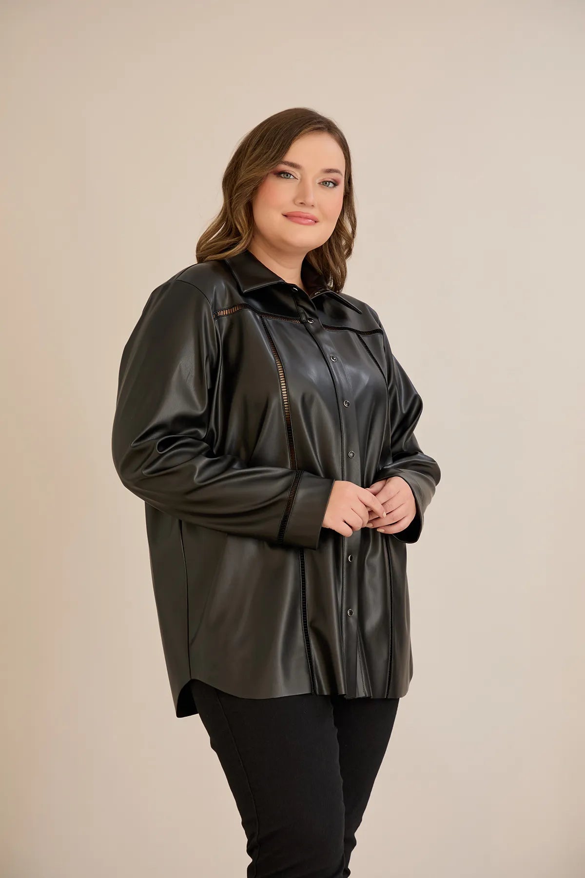 Κομψό πουκάμισο δερματίνης με διακοσμητικές ραφές σε μαύρο χρώμα σε μεγάλα μεγέθη