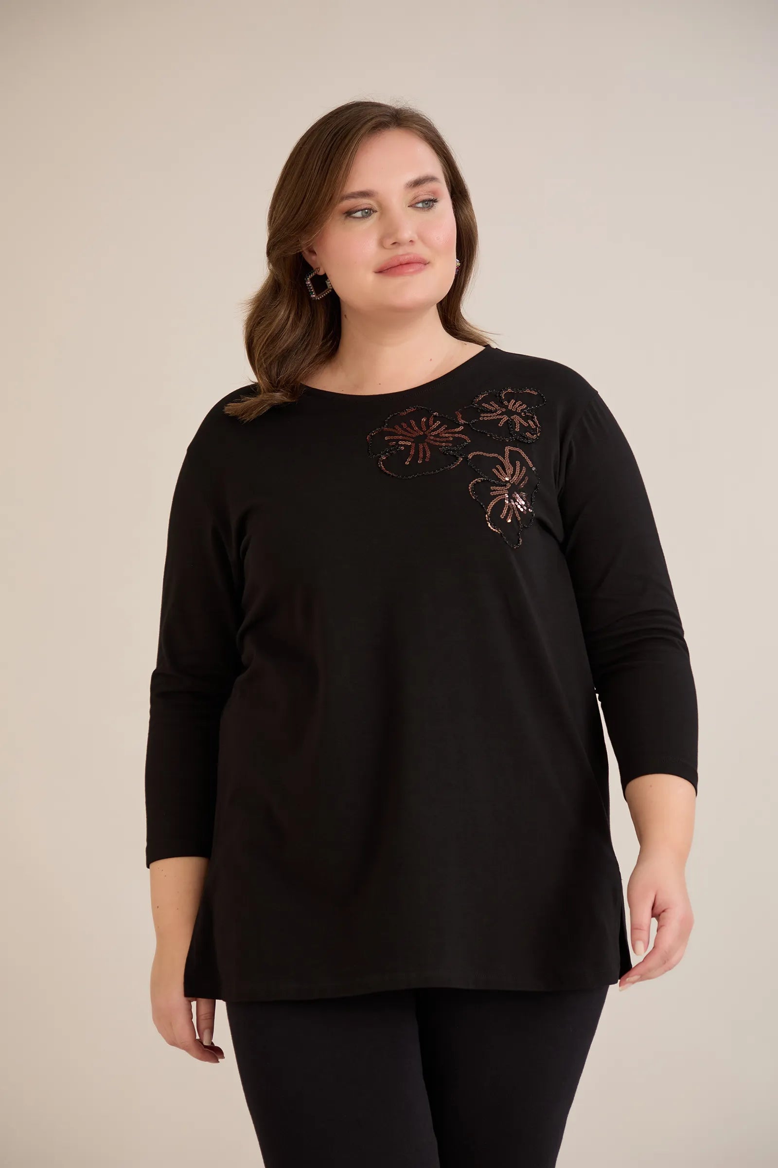 Βαμβακερή τουνίκ με λουλούδια από παγιέτες σε μαύρο χρώμα σε μεγάλα μεγέθη